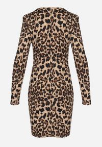 Born2be - Ciemnobeżowa Marszczona Sukienka w Panterkę o Dopasowanym Kroju z Usztywnionymi Ramionami Tifitha. Kolor: beżowy. Materiał: skóra. Długość rękawa: długi rękaw. Wzór: motyw zwierzęcy. Styl: wizytowy, klasyczny, elegancki #2
