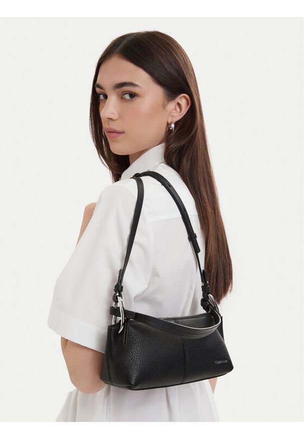 Calvin Klein Torebka Slouchy Leather Small Conv Bag LV04F3659G Czarny. Kolor: czarny. Materiał: skórzane