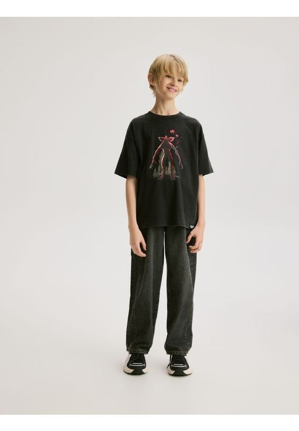 Reserved - T-shirt Stranger Things - czarny. Kolor: czarny. Materiał: dzianina, bawełna
