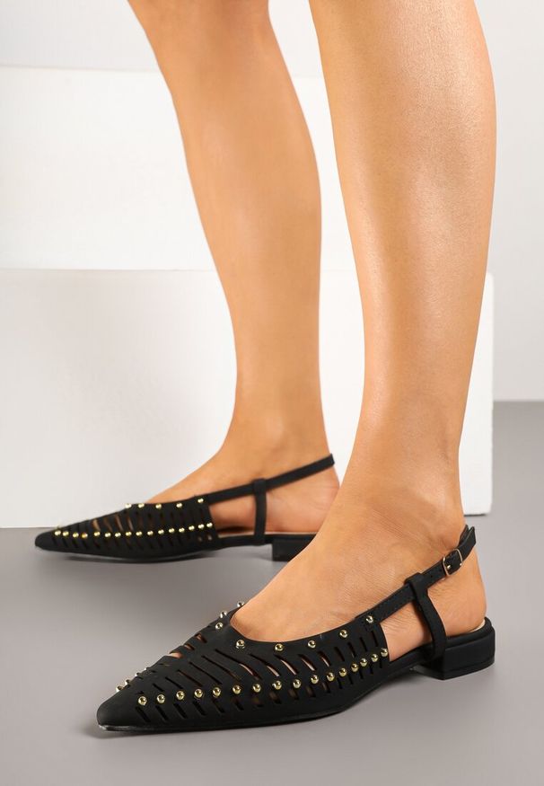 Renee - Czarne Sandały Vices w Stylu Mules z Nitami i Drobnymi Wycięciami Vevalora. Okazja: na co dzień. Kolor: czarny. Obcas: na obcasie. Styl: elegancki, casual. Wysokość obcasa: średni