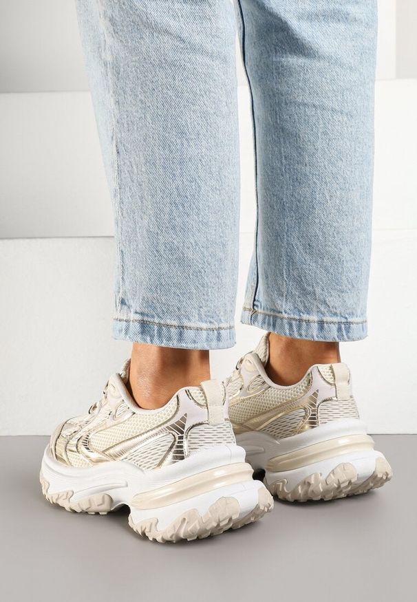 Renee - Złote Sneakersy na Platformie z Geometrycznym Wzorem Mevriane. Okazja: na co dzień. Kolor: złoty. Materiał: jeans. Wzór: geometria. Obcas: na platformie