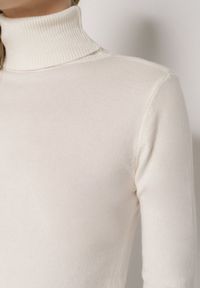 Born2be - Jasnobeżowy Klasyczny Golf z Bawełną Reilisea. Okazja: na co dzień. Typ kołnierza: golf. Kolor: beżowy. Materiał: bawełna. Styl: klasyczny #5