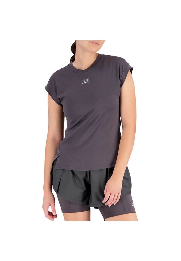 Koszulka New Balance WT23277ACK - czarna. Kolor: czarny. Materiał: poliester, materiał, wiskoza, bawełna. Długość rękawa: krótki rękaw. Długość: krótkie. Wzór: aplikacja