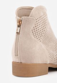 Born2be - Jasnobeżowe Botki Ażurowe Vices z Imitacji Zamszu Selandria. Okazja: na co dzień. Kolor: beżowy. Materiał: zamsz. Wzór: ażurowy. Obcas: na obcasie. Styl: casual, klasyczny, wizytowy. Wysokość obcasa: średni #3