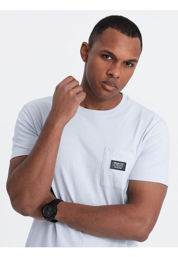 Ombre Clothing - Casualowy t-shirt męski z naszywką na kieszeni – błękitny V9 - Rozmiar: L. Okazja: na co dzień. Kolor: niebieski. Materiał: materiał, bawełna, jersey, jeans, dzianina, guma. Wzór: aplikacja. Styl: casual