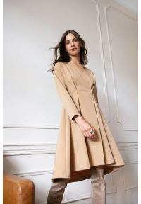 Sukienki.shop - Elegancka sukienka oversize rozkloszowana z dekoltem czarna. Okazja: na komunię, na ślub cywilny, na wesele, na imprezę. Kolor: czarny. Typ sukienki: oversize. Styl: elegancki #2