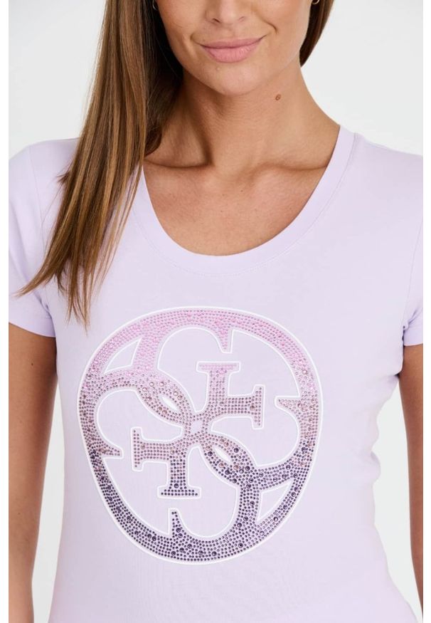 Guess - GUESS Lawendowy t-shirt 4G LOGO TEE. Kolor: fioletowy