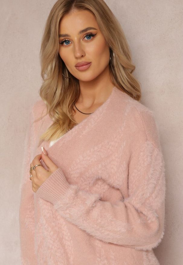 Renee - Jasnoróżowy Luźny Kardigan Niezapinany z Dłuższym Włosiem Karsta. Kolekcja: plus size. Kolor: różowy. Materiał: dzianina. Długość: długie