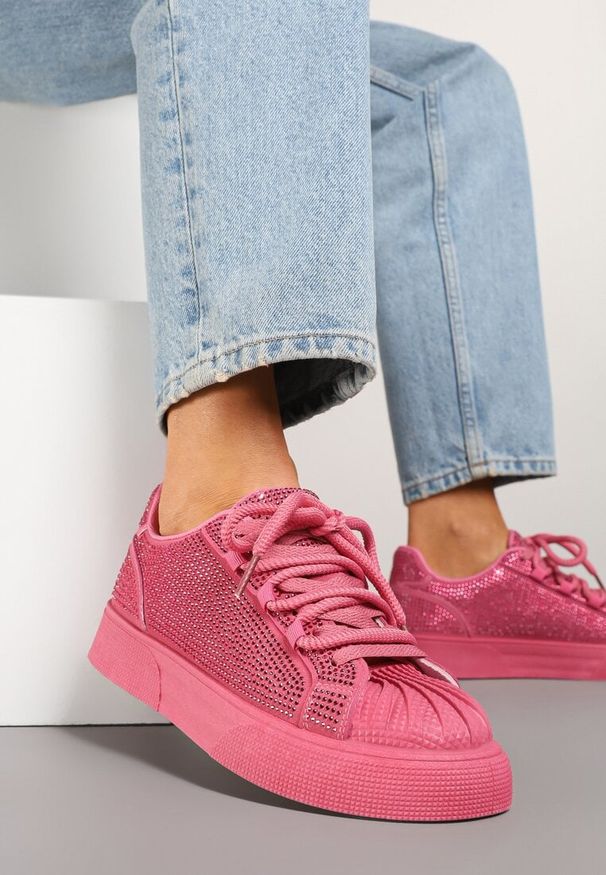 Born2be - Fuksjowe Sneakersy Ozdobione Cyrkoniami na Platformie Lisavionea. Okazja: na co dzień, do pracy. Kolor: różowy. Materiał: jeans, skóra. Wzór: aplikacja. Obcas: na platformie