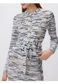 Reserved - Sweter z ozdobnymi guzikami - biały. Kolor: biały. Materiał: dzianina
