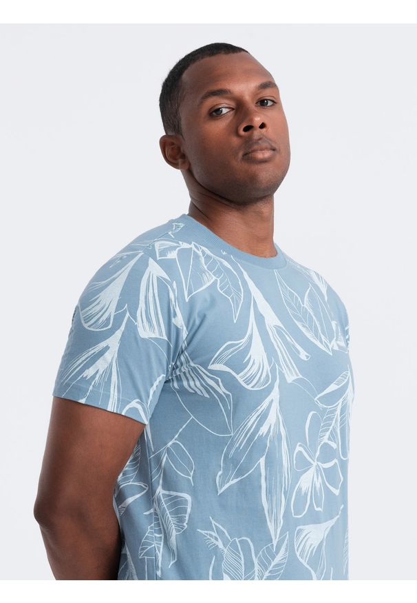 Ombre Clothing - Męski t-shirt fullprint w kontrastowe liście - błękitny V2 - Rozmiar: S. Okazja: na co dzień. Kolor: niebieski. Materiał: materiał, bawełna. Styl: casual