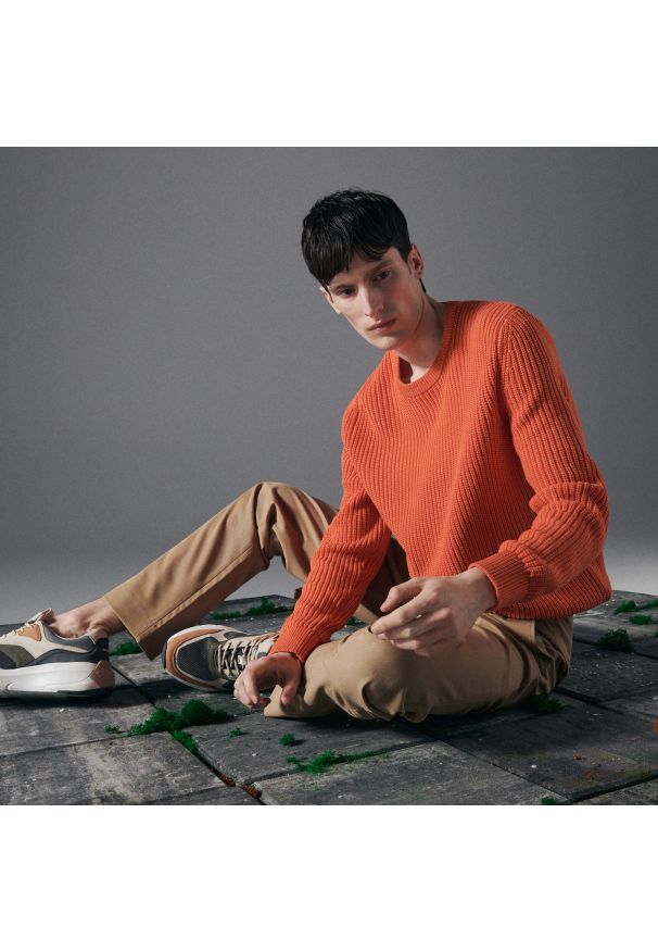 Reserved - Sweter ze strukturalnej dzianiny - Pomarańczowy. Kolor: pomarańczowy. Materiał: dzianina