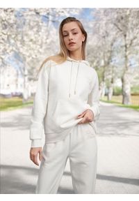 Sinsay - Spodnie dresowe - kremowy. Kolor: kremowy. Materiał: dresówka. Wzór: nadruk
