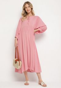 Born2be - Różowa Rozkloszowana Sukienka z Wiskozy z Wiązaniem przy Dekolcie Tilania. Okazja: na co dzień. Kolor: różowy. Materiał: wiskoza. Styl: casual #4