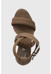 DKNY - Dkny sandały zamszowe CANDRA kolor brązowy K4251452. Zapięcie: klamry. Kolor: brązowy. Materiał: zamsz. Wzór: gładki. Obcas: na obcasie. Wysokość obcasa: średni #3