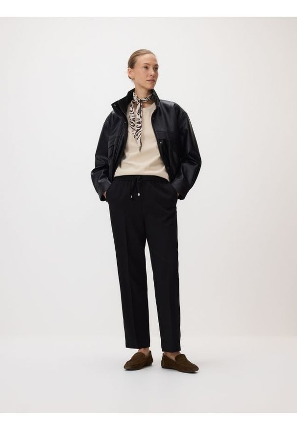 Reserved - Spodnie z kantem - czarny. Kolor: czarny. Materiał: tkanina, wiskoza