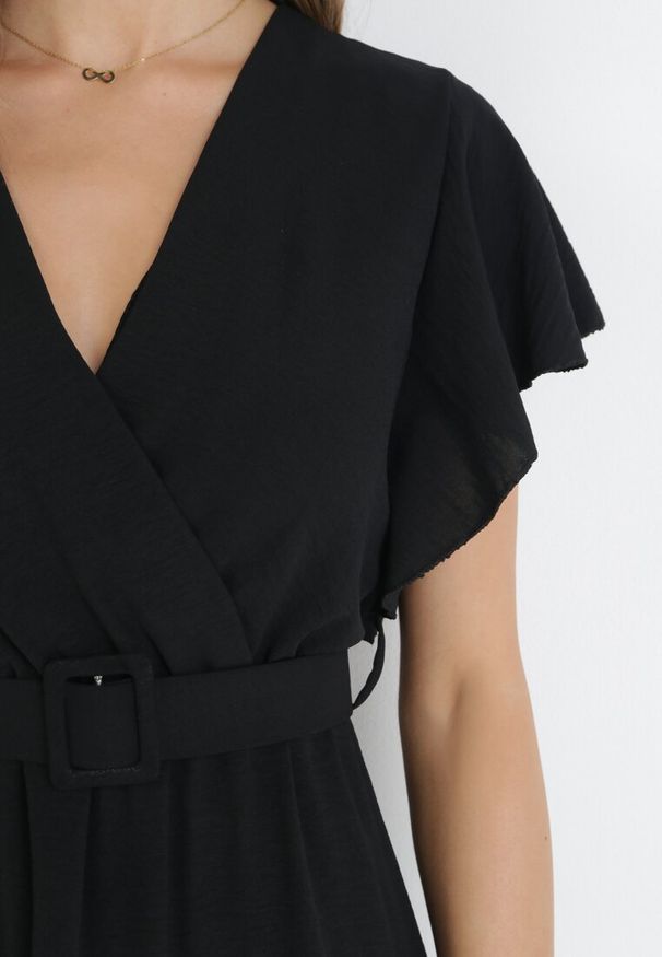 Born2be - Czarna Sukienka z Kopertowym Dekoltem i Paskiem Sizue. Kolor: czarny. Typ sukienki: kopertowe