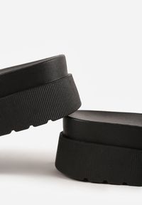 Renee - Czarne Klapki na Platformie Ozdobione Metalicznymi Klamrami Galisiphe. Kolor: czarny. Wzór: aplikacja. Sezon: wiosna, lato. Obcas: na platformie #4