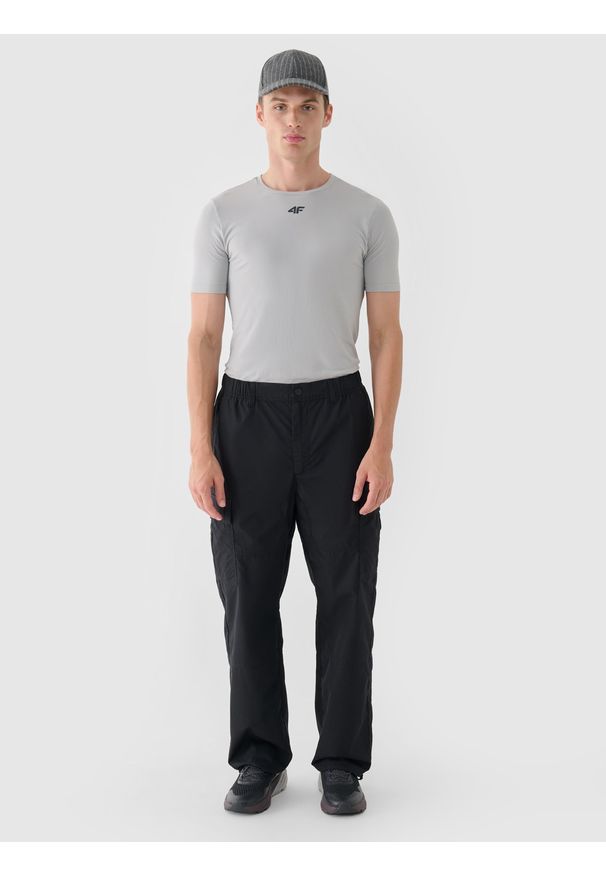 4f - 4F Spodnie casual męskie - czarne M. Okazja: na co dzień. Kolor: czarny. Materiał: materiał, bawełna, tkanina, poliester. Styl: casual