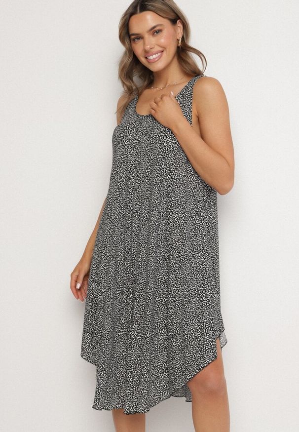 Born2be - Czarna Rozkloszowana Sukienka z Bawełny w Abstrakcyjny Wzór Ronive. Okazja: na co dzień. Kolor: czarny. Materiał: bawełna. Typ sukienki: rozkloszowane. Styl: casual, elegancki