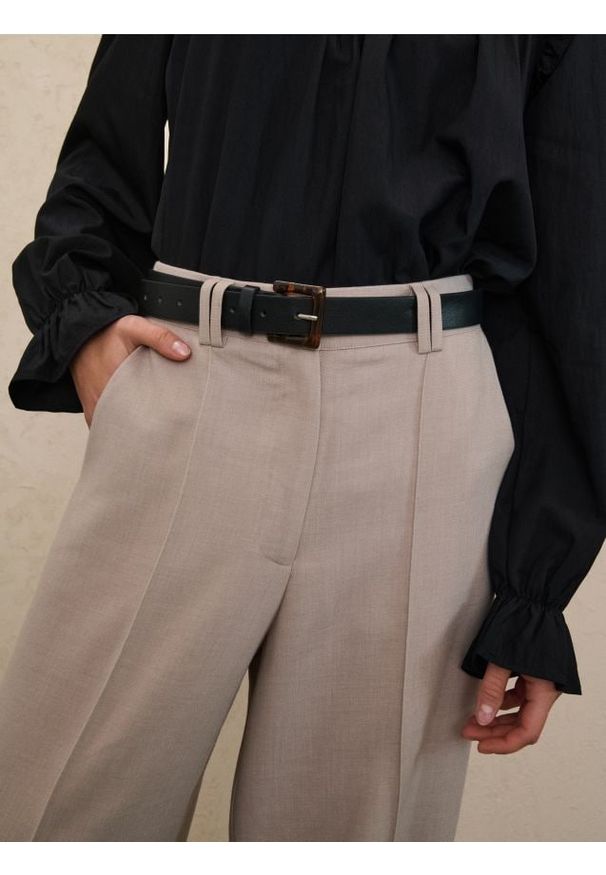 Sinsay - Pasek z imitacji skóry z klamrą z żywicy - czarny. Kolor: czarny. Materiał: skóra