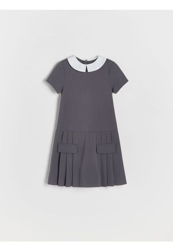 Reserved - Sukienka z plisowanym dołem - ciemnoszary. Kolor: szary. Materiał: tkanina, wiskoza