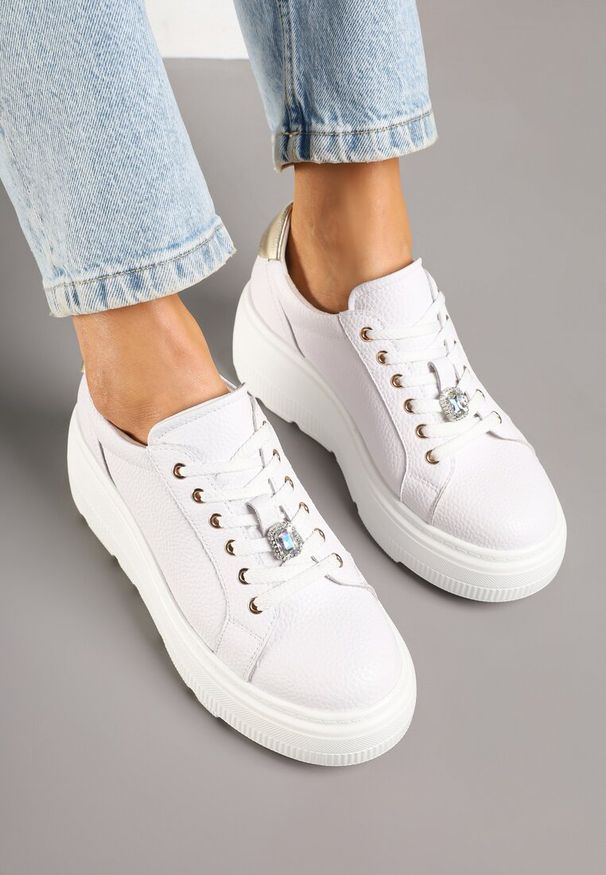 Born2be - Białe Skórzane Sneakersy na Grubej Podeszwie z Metaliczną Wstawką Remalia. Okazja: na co dzień. Kolor: biały. Materiał: skóra