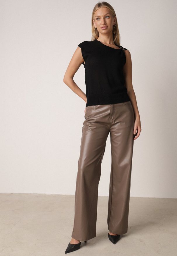 Born2be - Czarna Dzianinowa Bluzka z Wiskozy Bez Rękawów z Biżuteryjną Aplikacją Orinera. Okazja: na co dzień, do pracy, na spotkanie biznesowe. Kolor: czarny. Materiał: dzianina, wiskoza. Długość rękawa: bez rękawów. Wzór: aplikacja. Styl: casual, biznesowy