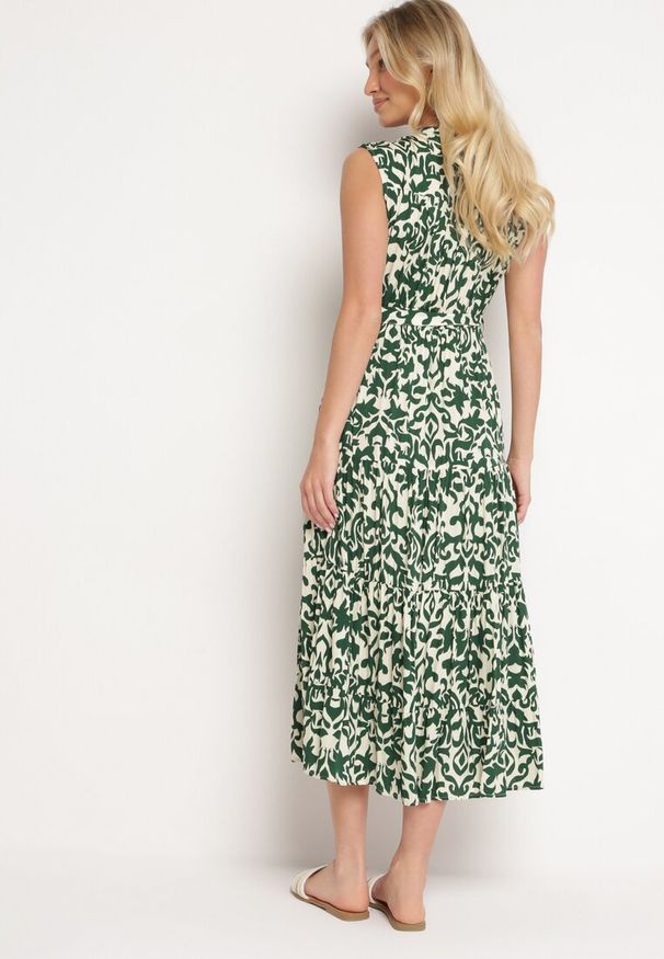 Born2be - Zielona Wiskozowa Sukienka z Gumką w Pasie Zapinana na Guziki z Materiałowym Paskiem Giselia. Okazja: na co dzień. Typ kołnierza: dekolt w serek. Kolor: zielony. Materiał: wiskoza, materiał. Długość rękawa: krótki rękaw. Styl: elegancki, casual