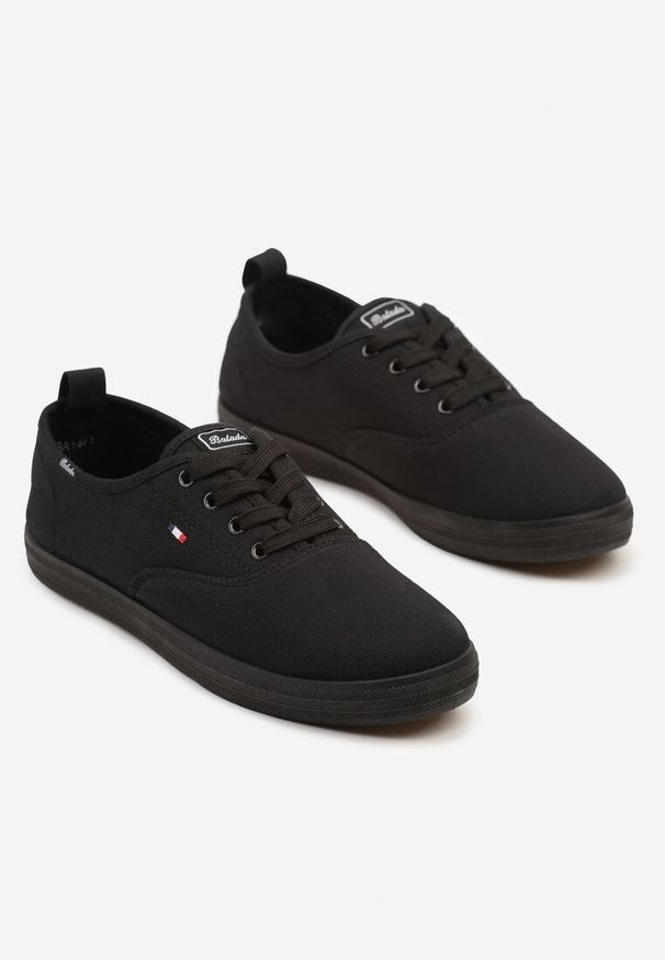 Renee - Czarne Basicowe Tenisówki Vices Hallriva. Okazja: na co dzień. Zapięcie: sznurówki. Kolor: czarny. Materiał: jeans. Styl: klasyczny, elegancki, casual