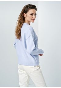 Ochnik - Błękitny sweter damski. Kolor: niebieski. Materiał: wiskoza. Długość: długie. Wzór: aplikacja #2