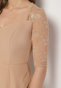 Born2be - Beżowa Asymetryczna Sukienka Vices o Dopasowanym Kroju z Koronką Natifese. Okazja: na co dzień. Typ kołnierza: dekolt kwadratowy. Kolor: beżowy. Materiał: koronka. Wzór: koronka. Typ sukienki: asymetryczne. Styl: casual, elegancki, klasyczny #5