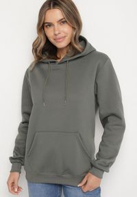 Born2be - Zielona Bluza z Kapturem i Kangurkową Kieszenią Envila. Okazja: na co dzień. Typ kołnierza: kaptur. Kolor: zielony. Materiał: jeans. Styl: casual, elegancki