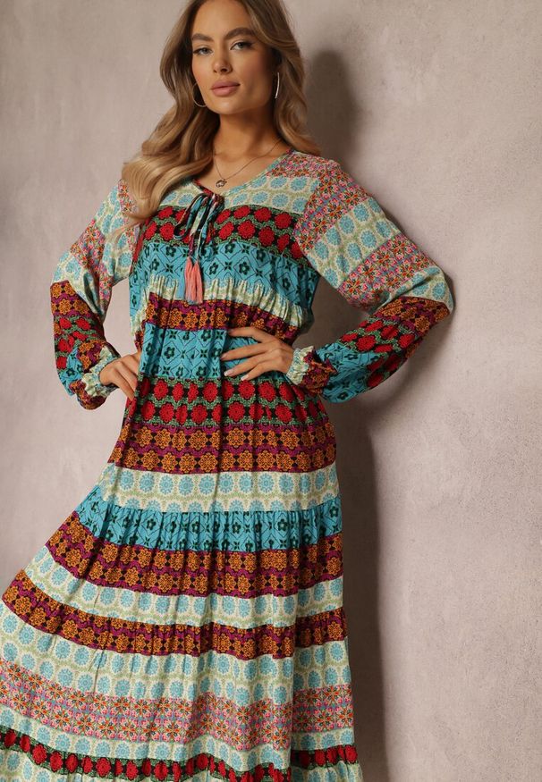 Renee - Niebiesko-Czerwona Sukienka Rozkloszowana w Fantazyjny Print Tehlani. Kolor: niebieski. Materiał: tkanina, wiskoza. Długość rękawa: długi rękaw. Wzór: nadruk. Długość: midi