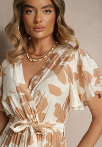 Renee - Jasnobeżowa Wiskozowa Sukienka o Kopertowym Kroju z Wiązanym Paskiem Filendria. Okazja: na co dzień, na spotkanie biznesowe, do pracy. Typ kołnierza: dekolt w serek. Kolor: beżowy. Materiał: wiskoza. Długość rękawa: krótki rękaw. Typ sukienki: kopertowe. Styl: biznesowy, klasyczny, elegancki, casual