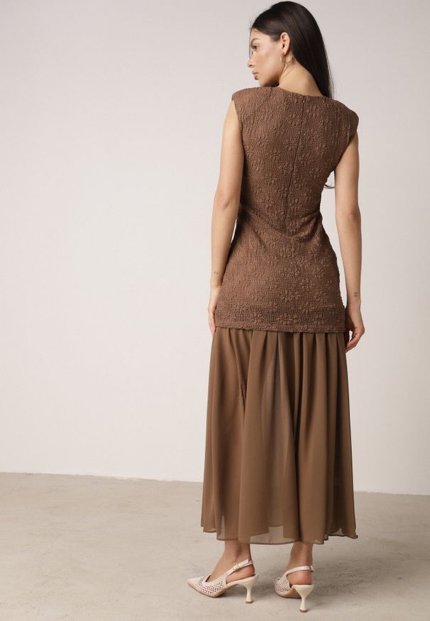 Born2be - Brązowa Sukienka Ażurowa z Usztywnioną Linią Ramion i Przezroczystym Dołem Semiriel. Kolor: brązowy. Materiał: zamsz. Wzór: ażurowy. Styl: elegancki, klasyczny