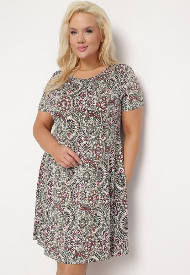 Born2be - Zielona Sukienka Mini z Wiskozy o Rozkloszowanym Fasonie Boho Aiselle. Kolor: zielony. Materiał: wiskoza. Wzór: kolorowy. Sezon: lato. Styl: boho. Długość: mini