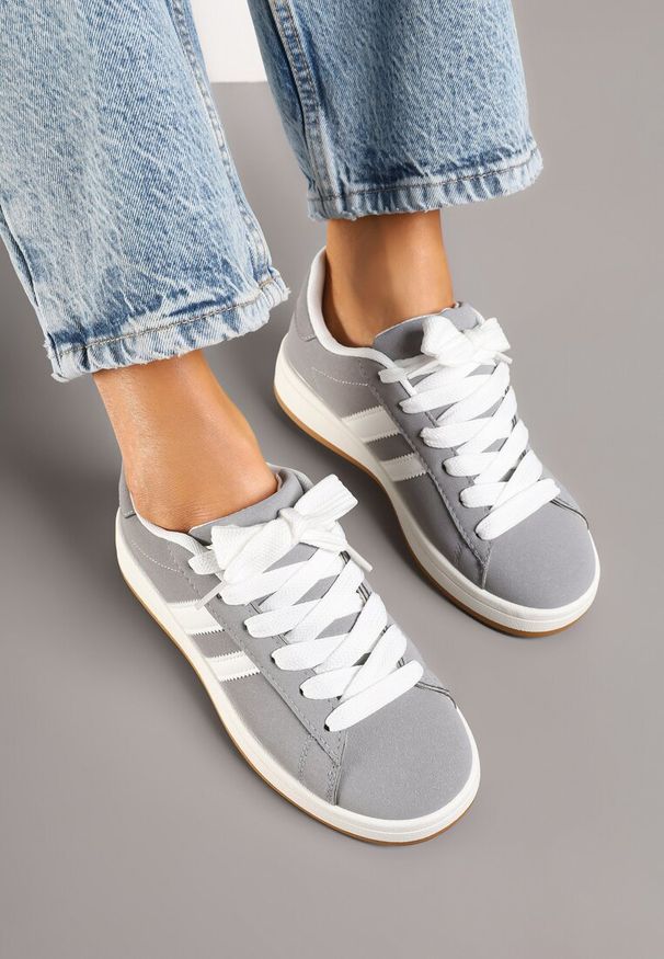 Renee - Szare Sneakersy Ozdobione Motywem Pasków Flortewi. Okazja: na co dzień. Zapięcie: pasek. Kolor: szary. Materiał: jeans. Wzór: aplikacja. Sezon: lato, wiosna. Obcas: na płaskiej podeszwie