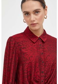Guess koszula damska kolor czerwony regular z kołnierzykiem klasycznym. Typ kołnierza: kołnierzyk klasyczny. Kolor: czerwony. Materiał: tkanina. Długość rękawa: długi rękaw. Długość: długie. Styl: klasyczny #5