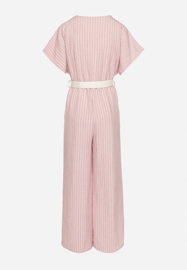 Born2be - Różowy Nietoperzowy Kombinezon o Kopertowym Kroju z Paskiem Tolannea. Okazja: na spotkanie biznesowe. Kolor: różowy. Długość rękawa: krótki rękaw. Długość: krótkie. Styl: elegancki, biznesowy