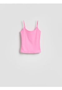 Reserved - Gładki top na ramiączkach - intensywny róż. Kolor: różowy. Materiał: dzianina. Długość rękawa: na ramiączkach. Wzór: gładki #1