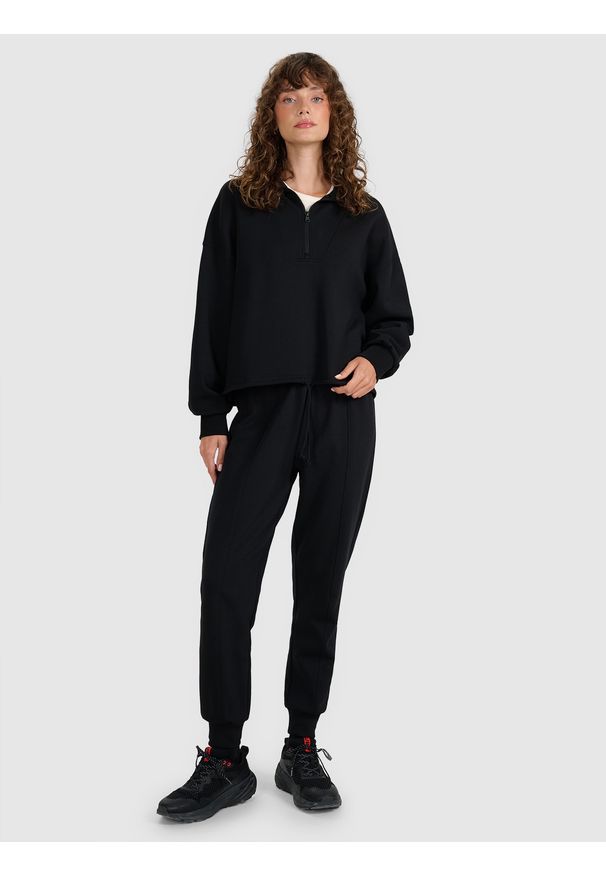 4f - 4F Bluza dresowa nierozpinana bez kaptura damska - czarna M. Okazja: na co dzień. Typ kołnierza: bez kaptura. Kolor: czarny. Materiał: dresówka. Wzór: gładki, ze splotem. Styl: klasyczny, sportowy, casual. Sport: fitness