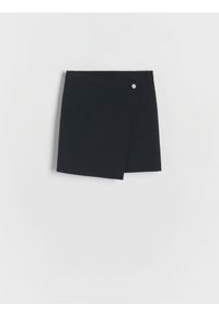 Reserved - Gładka spódnica z zakładką - czarny. Kolor: czarny. Materiał: tkanina. Wzór: gładki