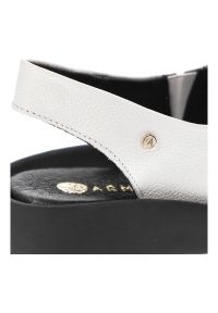 Białe Sandały Armodo Wygodne Obuwie Damskie Na Koturnie. Kolor: biały. Materiał: skóra. Obcas: na koturnie. Wysokość obcasa: średni #3