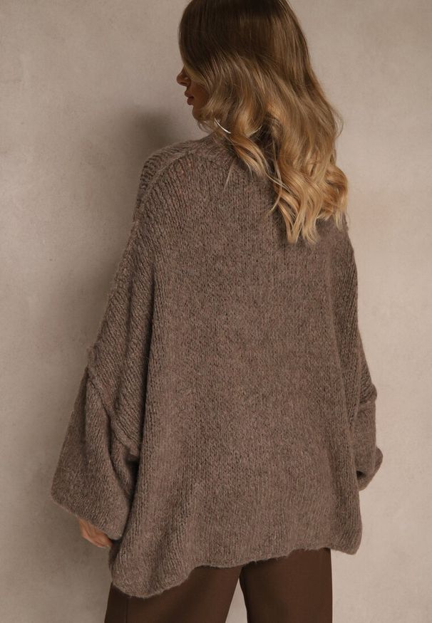 Renee - Jasnobrązowy Golf Oversize z Wełną z Opadającą Linią Ramion Lilirea. Okazja: na co dzień. Typ kołnierza: golf. Kolor: brązowy. Materiał: wełna. Styl: casual, elegancki