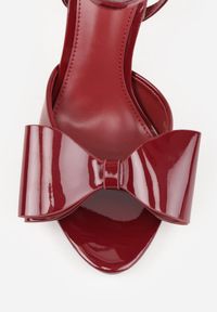 Renee - Bordowe Lakierowane Sandały z Kokardkami Orimoni. Okazja: na randkę, na imprezę. Zapięcie: sprzączka. Kolor: czerwony. Materiał: lakier. Obcas: na obcasie. Styl: elegancki, klasyczny. Wysokość obcasa: średni #2