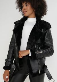 Born2be - Czarna Kurtka Biker Thalica. Okazja: na co dzień. Kolor: czarny. Materiał: futro. Długość rękawa: długi rękaw. Długość: krótkie. Wzór: aplikacja. Sezon: zima, jesień. Styl: casual #1