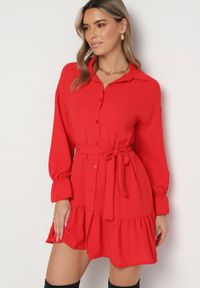 Born2be - Czerwona Koszulowa Sukienka z Wiązanym Paskiem Stevania. Kolor: czerwony. Materiał: materiał. Typ sukienki: koszulowe. Długość: mini