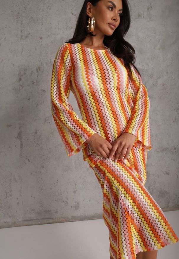 Renee - Pomarańczowa Sukienka Dopasowana w Stylu Boho z Plecionego Materiału w Paski Nasehle. Okazja: na co dzień, na plażę. Kolor: pomarańczowy. Materiał: materiał. Długość rękawa: długi rękaw. Wzór: paski. Typ sukienki: dopasowane. Styl: boho