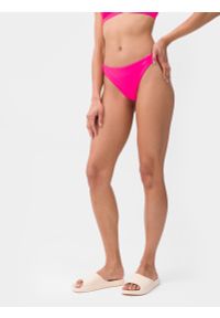 4f - Dół od bikini damski. Kolor: różowy. Materiał: dzianina, włókno, materiał. Wzór: gładki